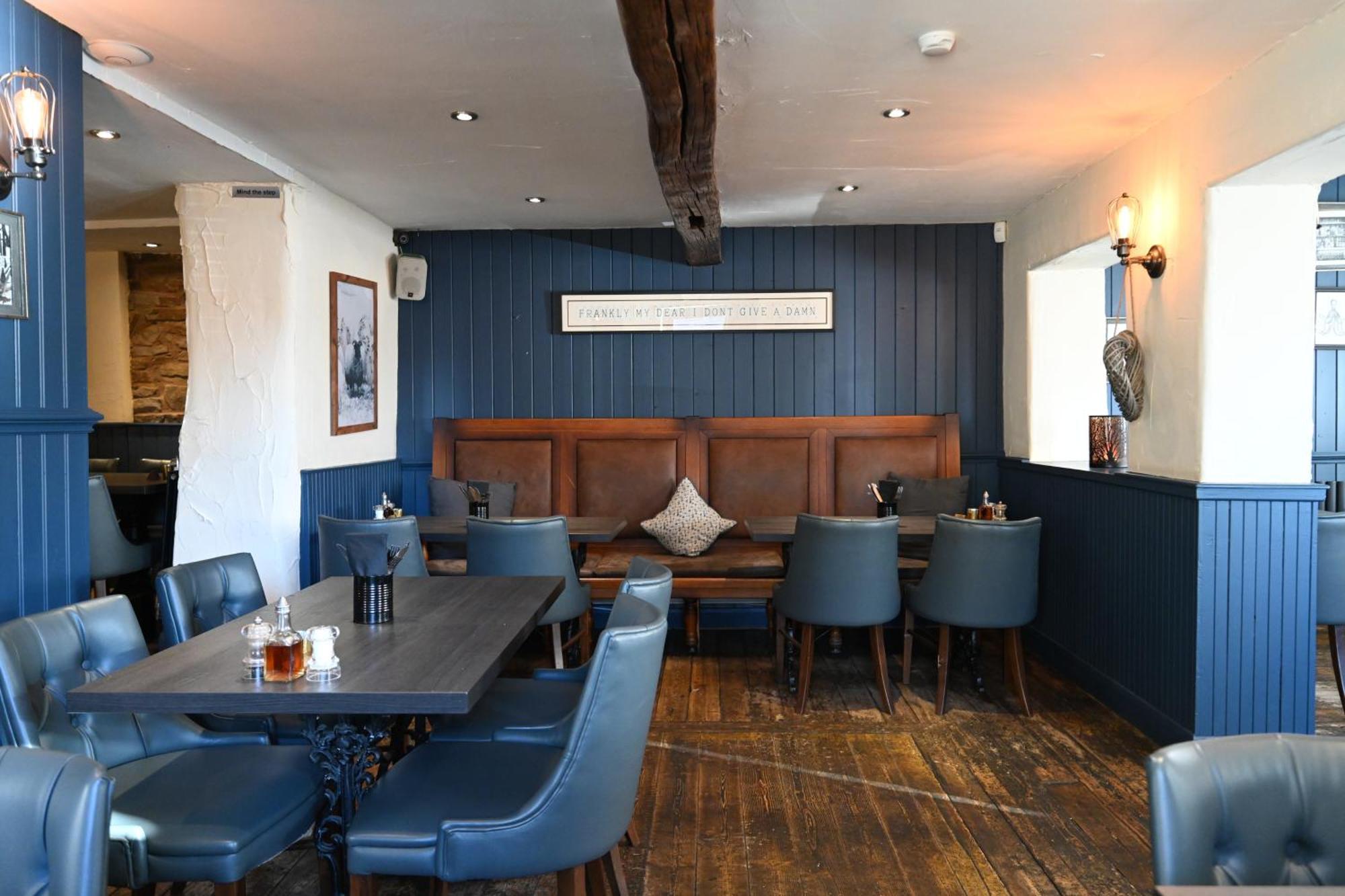 Rooms At The Dressers Arms Чорли Екстериор снимка