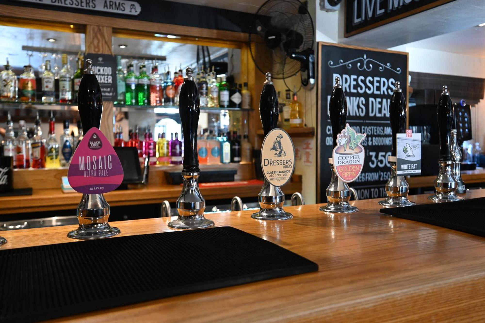 Rooms At The Dressers Arms Чорли Екстериор снимка