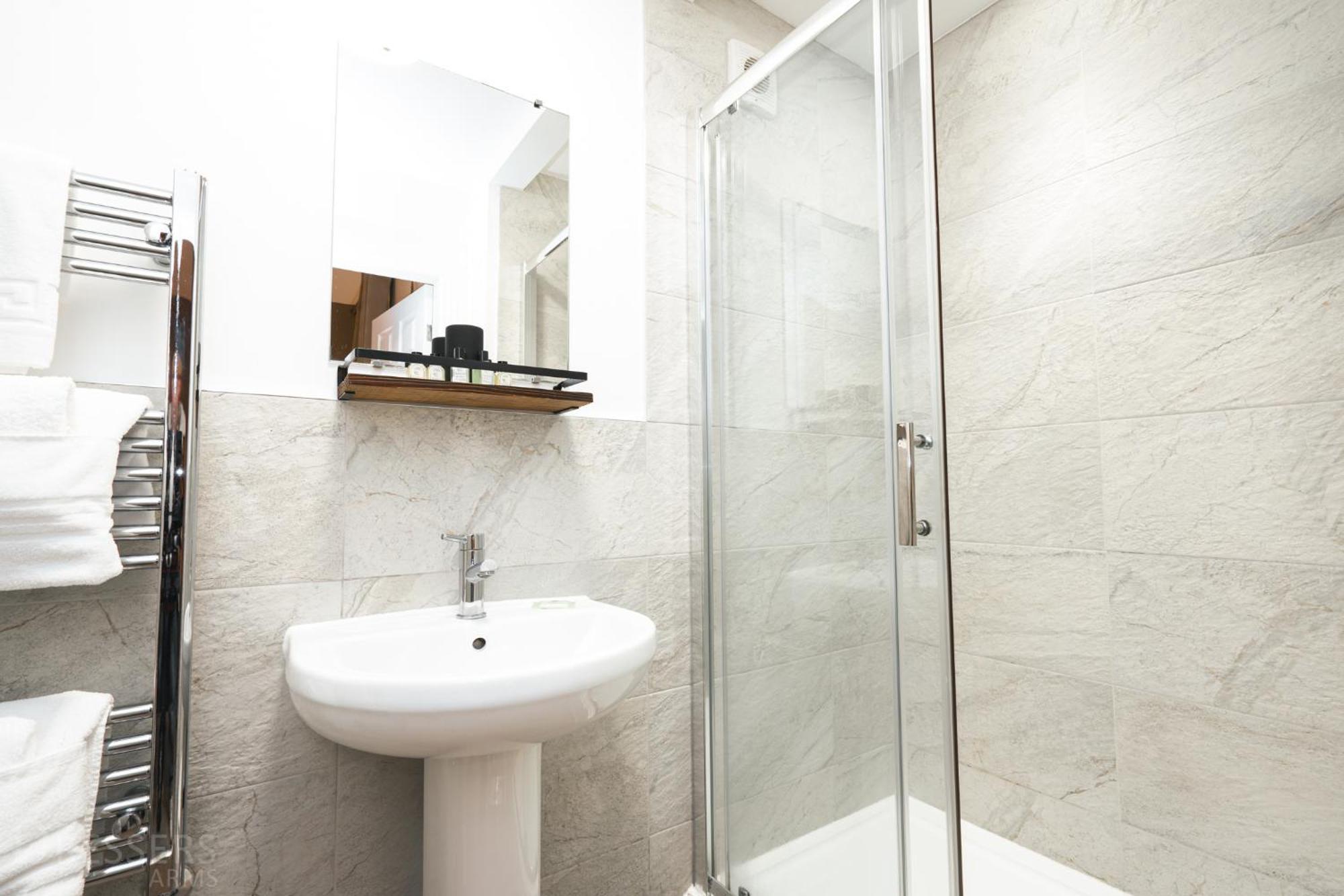 Rooms At The Dressers Arms Чорли Екстериор снимка