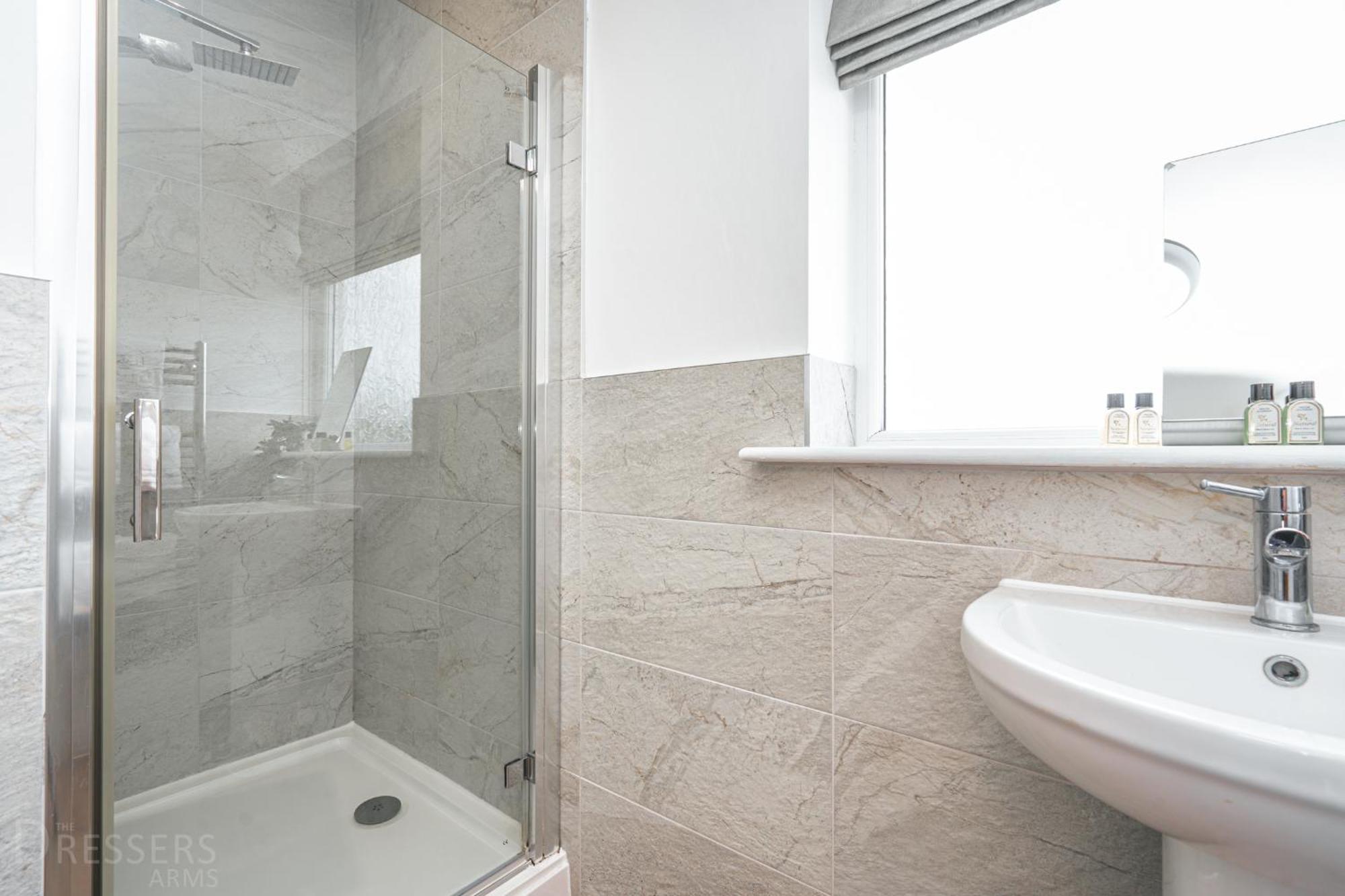 Rooms At The Dressers Arms Чорли Екстериор снимка