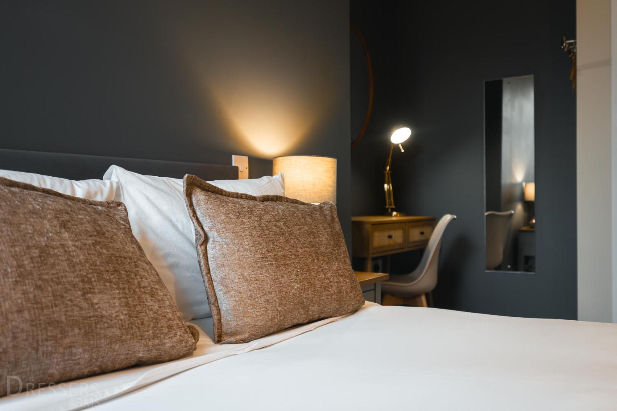 Rooms At The Dressers Arms Чорли Екстериор снимка