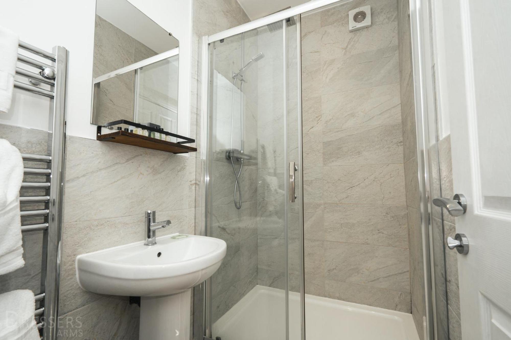 Rooms At The Dressers Arms Чорли Екстериор снимка