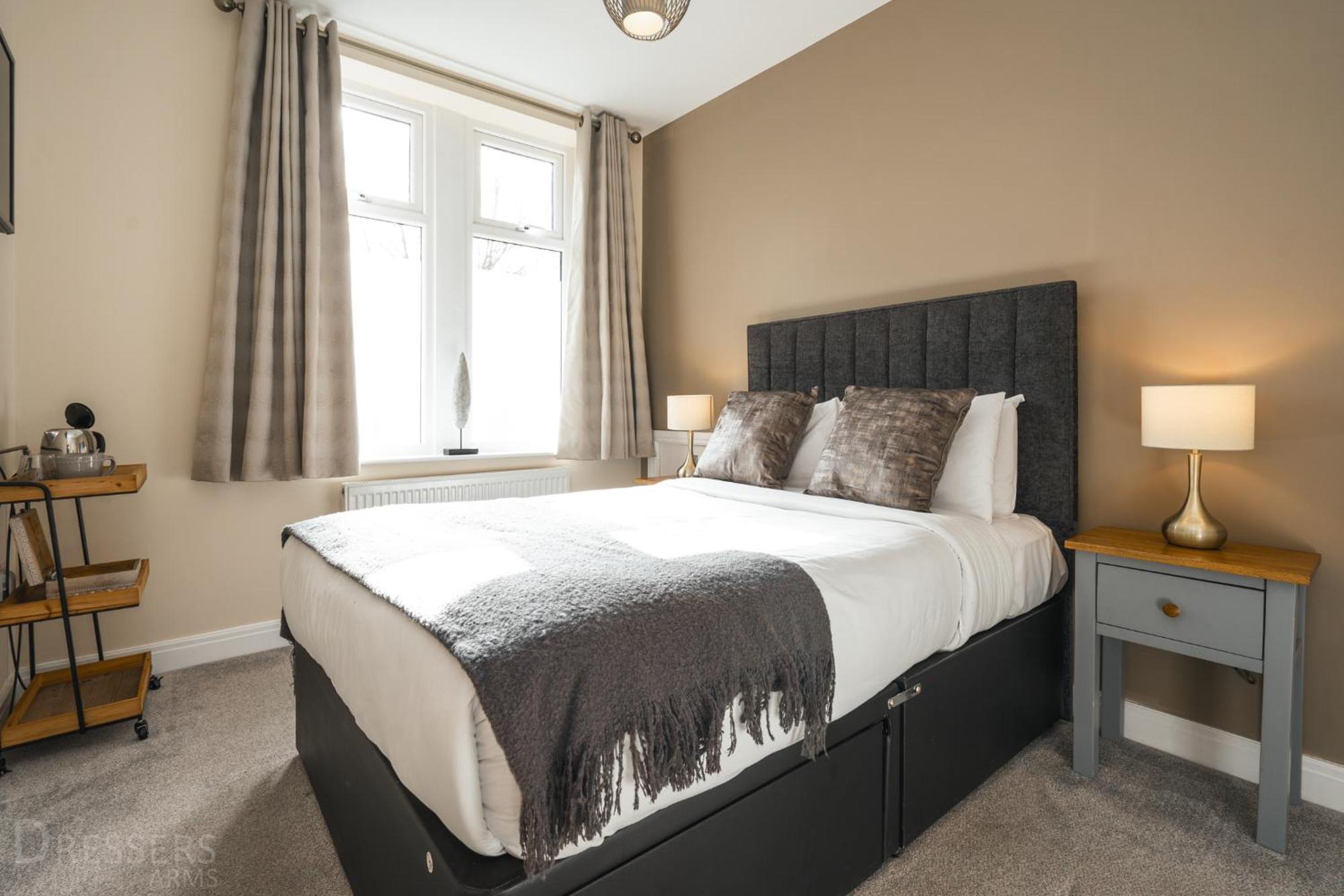 Rooms At The Dressers Arms Чорли Екстериор снимка